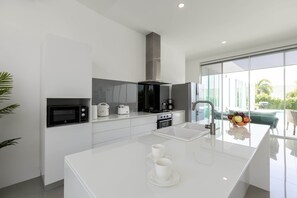 Refrigerador, cafetera/tetera, tetera/pava eléctrica