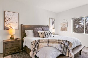 2 bedrooms, iron/ironing board, travel crib, WiFi - Wonderful New 2 Bed 2 Bath Near Perry Dist and DT! (Spokane)