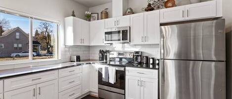 Refrigerador, microondas, horno, placa de cocina