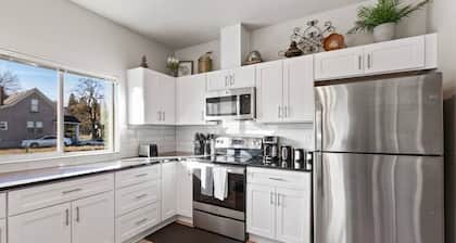 Wonderful New 2 Bed 2 Bath Near Perry Dist and DT!