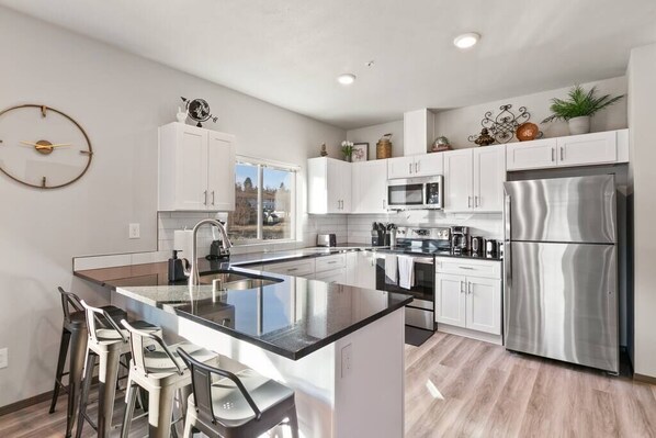 Fridge, microwave, oven, stovetop - Wonderful New 2 Bed 2 Bath Near Perry Dist and DT! (Spokane)