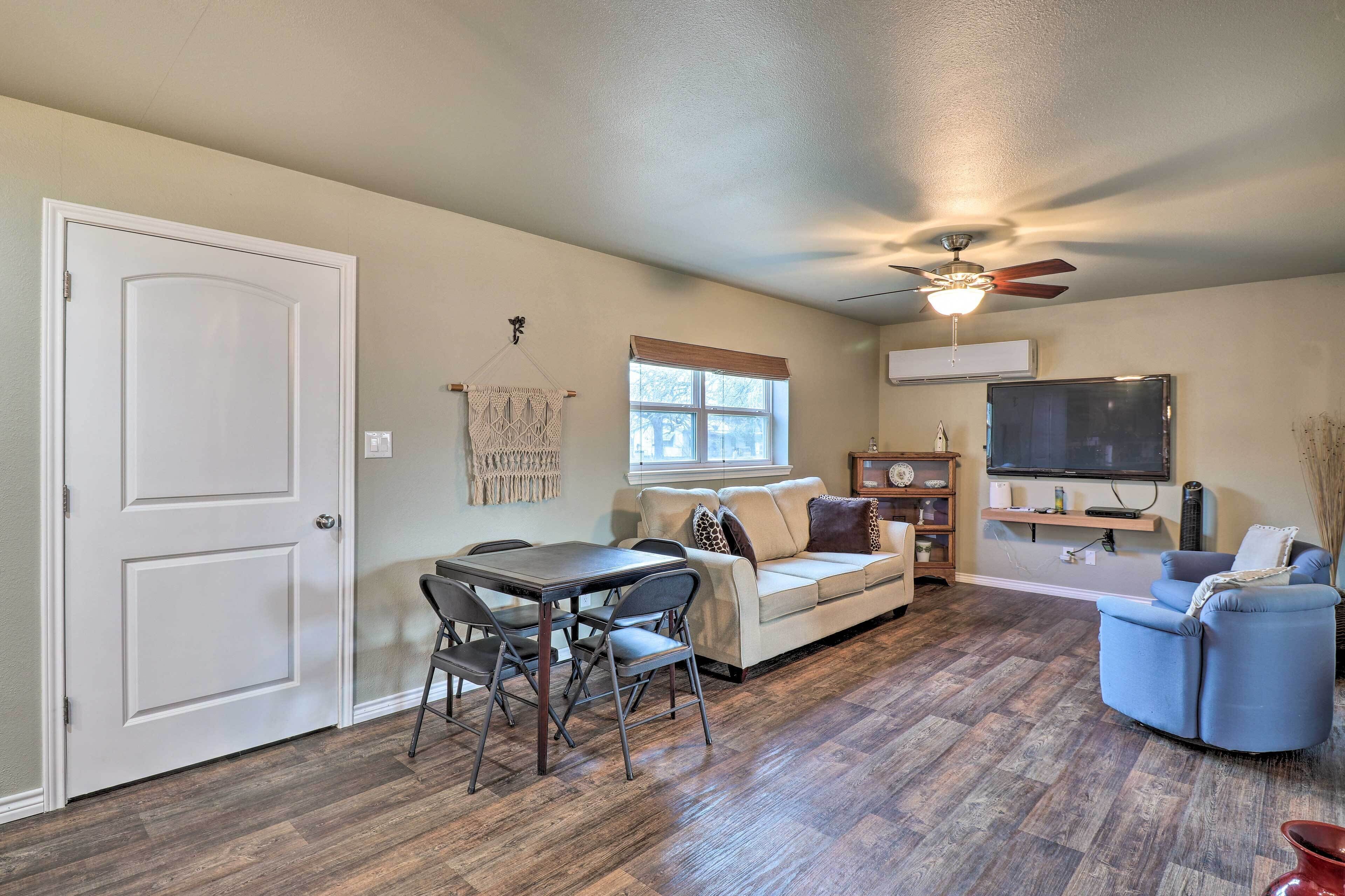 Welcoming Tow Home ~ 1 Mi to Lake Buchanan!