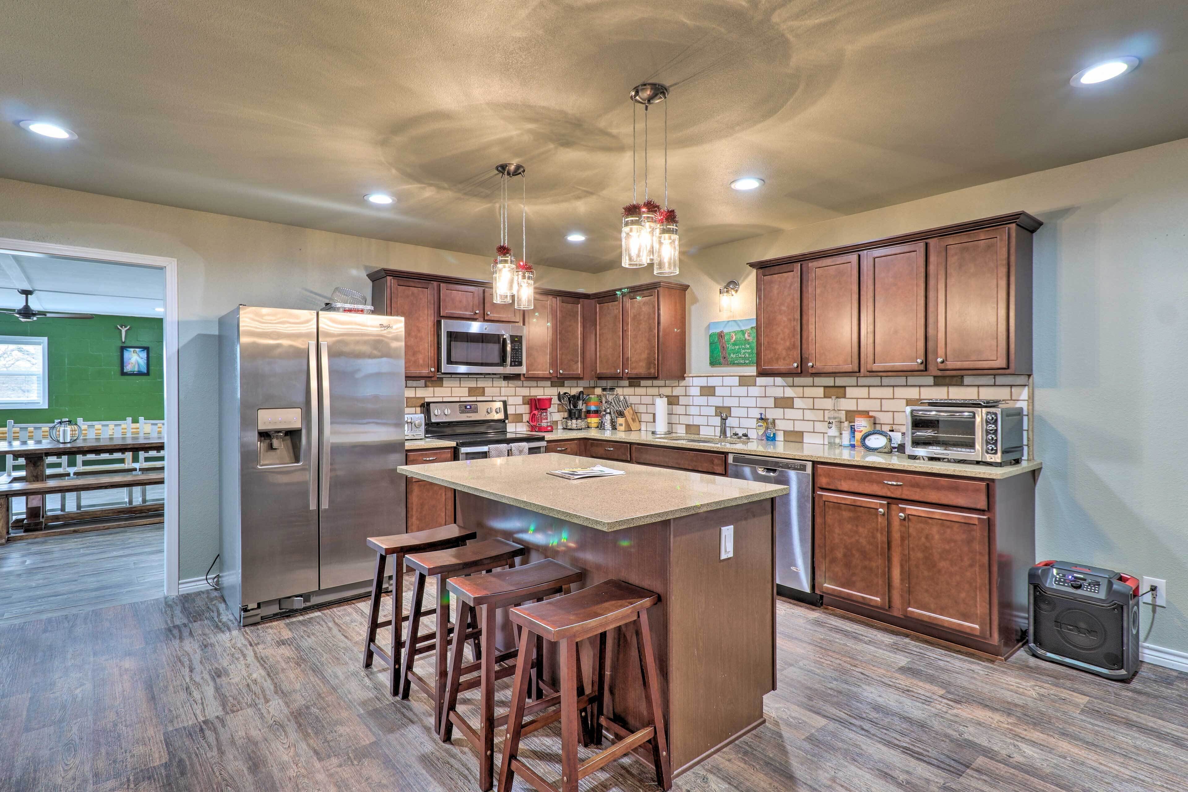 Welcoming Tow Home ~ 1 Mi to Lake Buchanan!