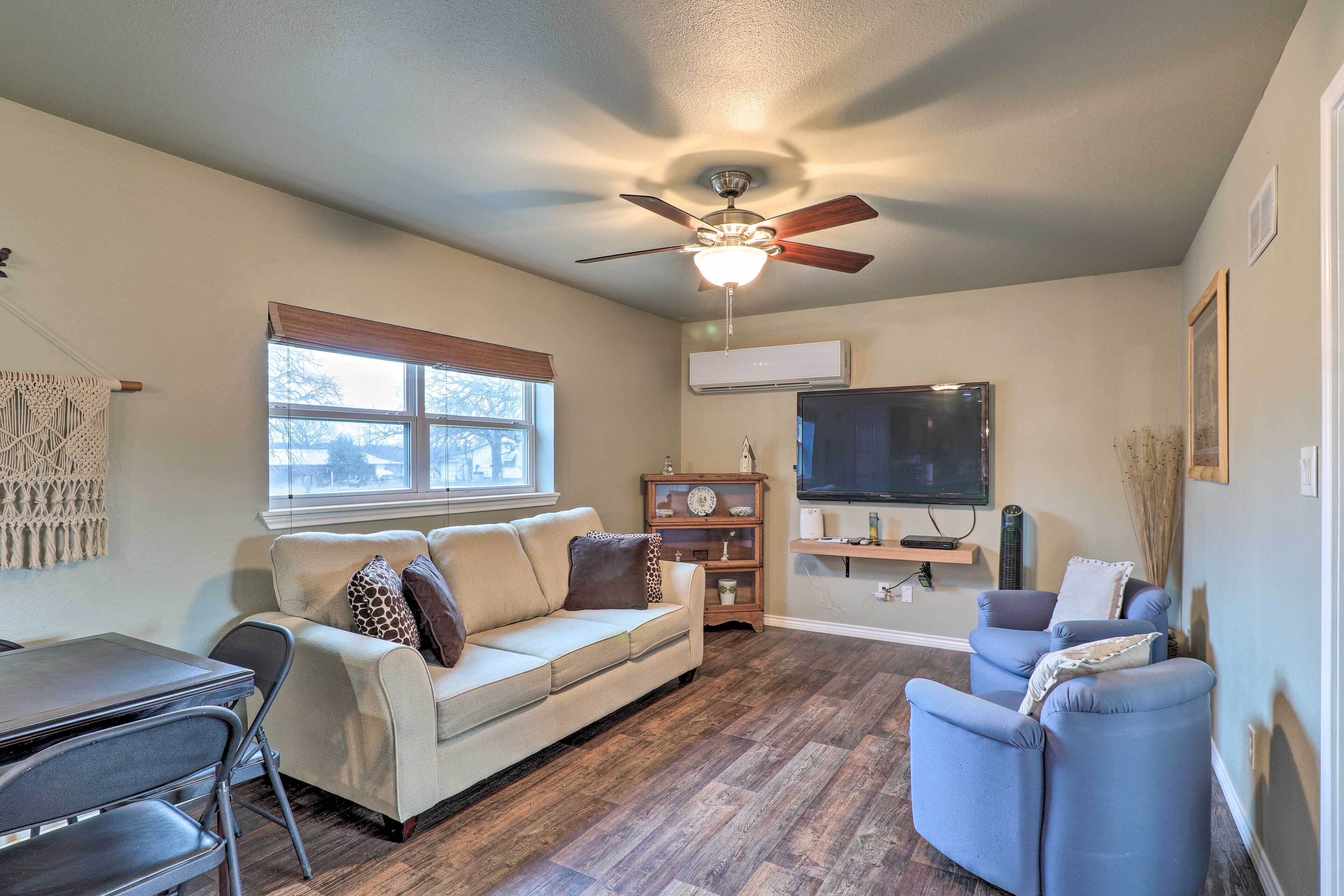 Welcoming Tow Home ~ 1 Mi to Lake Buchanan!