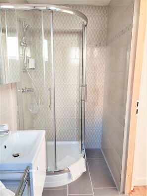 Dusche, Haartrockner, Handtücher, Seife
