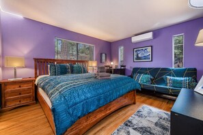 4 habitaciones, escritorio y tabla de planchar con plancha 