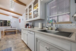 Kylskåp, mikrovågsugn, ugn och spishäll