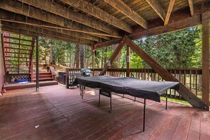 Terrace/patio - Relax at our beautiful Twain Harte lodge (Twain Harte)