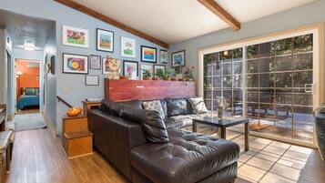 TV connectée, cheminée, table de tennis de table, livres