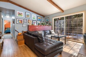 Smart TV, fireplace, ping pong, books