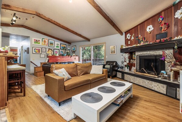 Smart TV, chimenea, tenis de mesa y libros 