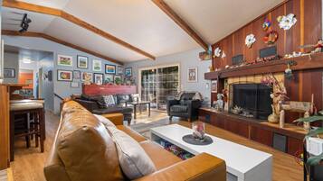 TV connectée, cheminée, table de tennis de table, livres