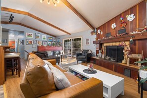 Smart TV, fireplace, ping pong, books