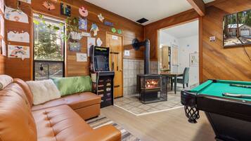 TV connectée, cheminée, table de tennis de table, livres
