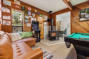 Smart TV, fireplace, ping pong, books