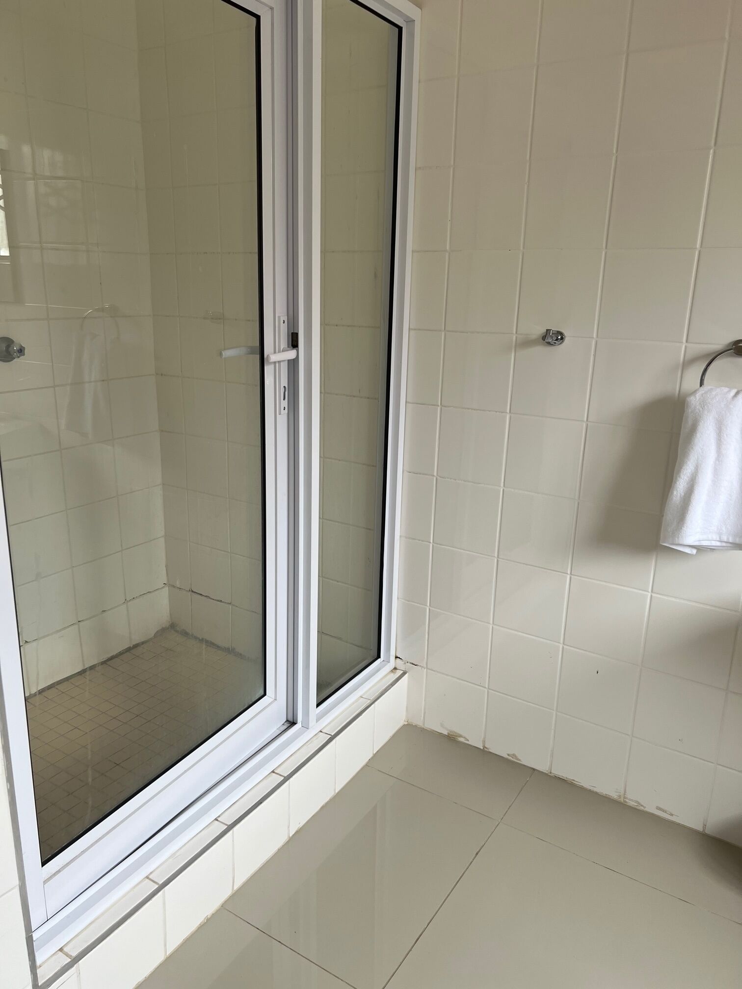 Douche, sèche-cheveux, serviettes fournies, savon