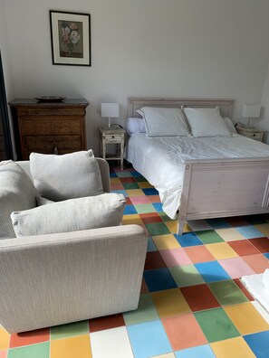 3 bedrooms, desk, free WiFi, bed sheets