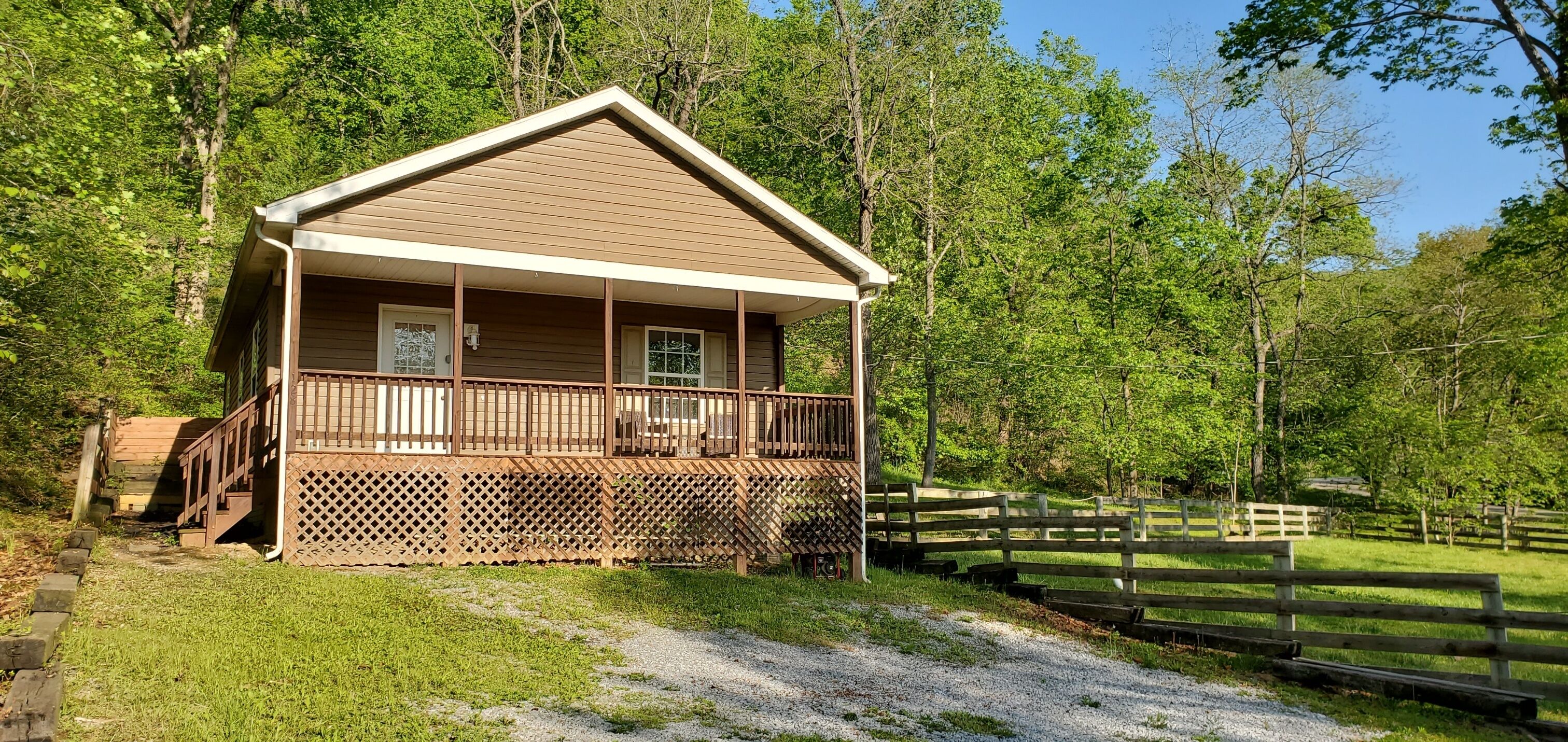 A HAPPY PLACE-River access,beautiful views only 15 minutes to town