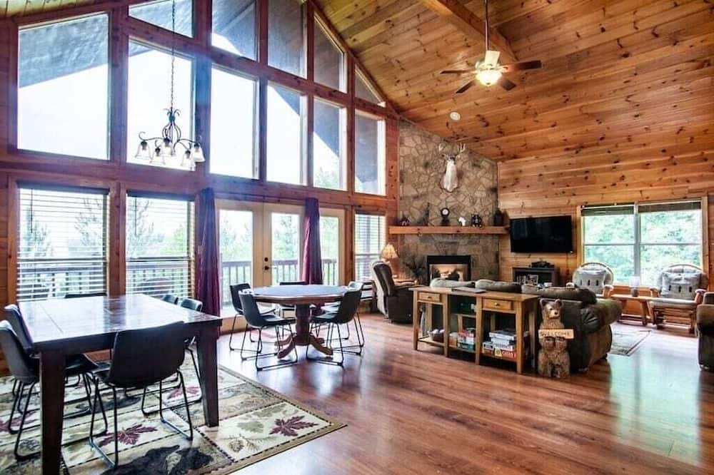 …Huge 3BD RETREAT w\/ VIEWS!! …Pool Table…HOT TUB!…
