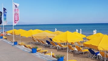 Playa en los alrededores, camastros y sombrillas