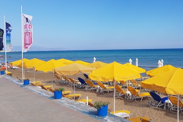 Plage à proximité, chaises longues, parasols