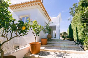 Property grounds - Fantastically beautiful villa with pool and sea view (Albufeira)