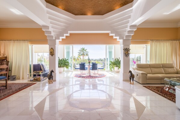 Interior - Fantastically beautiful villa with pool and sea view (Albufeira)