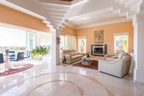 TV - Fantastically beautiful villa with pool and sea view (Albufeira)