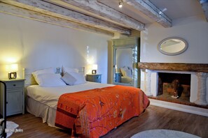 7 bedrooms, desk, iron/ironing board, travel cot