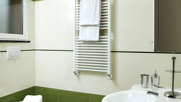 Douche, sĂšche-cheveux, bidet, serviettes fournies