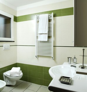 Shower, hair dryer, bidet, towels