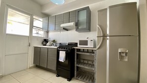 ثلاجة، ميكروويف، فرن، موقد طهي مسطح