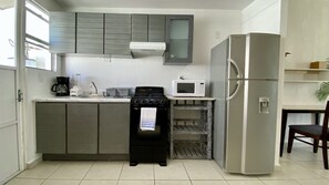 Kjøleskap, mikrobølgeovn, ovn og kokeplater