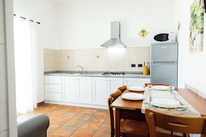 Kühlschrank, Mikrowelle, Herdplatte, Wasserkocher mit Kaffee-/Teezubehör