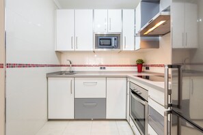 ثلاجة، ميكروويف، فرن، موقد طهي مسطح