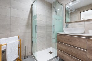 Shower, hair dryer, towels - Apartment La Pampa with A/C & Wi-Fi (Málaga)
