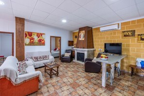 Fireplace - Rural Holiday Home "Casita de la Cantera" with Pool & Wi-Fi (La Lantejuela)