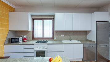 Jääkaappi, mikroaaltouuni, uuni, liesi