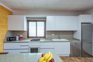 Fridge, microwave, oven, stovetop - Rural Holiday Home "Casita de la Cantera" with Pool & Wi-Fi (La Lantejuela)