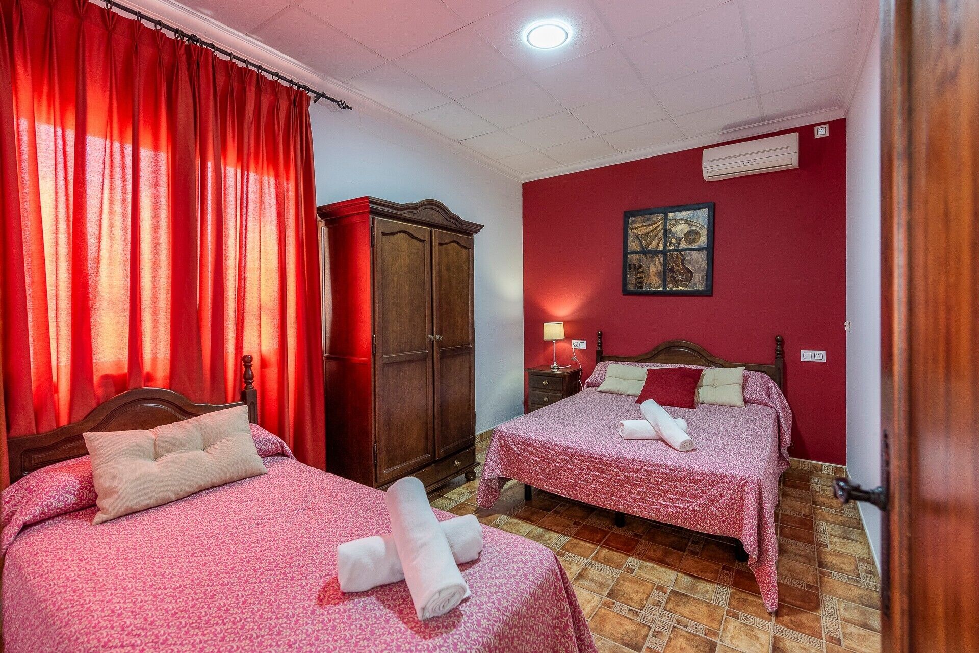 3 dormitorios, tabla de planchar con plancha, wifi gratis y ropa de cama