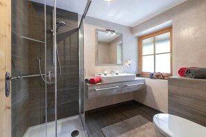 Dusche, Haartrockner, Handtücher