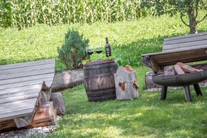 Property grounds - Apartment "Oberglarzhof Zirbel" with Mountain View, Garden & Wi-Fi (Funes)