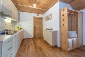 Jääkaappi, mikroaaltouuni, liesi, astianpesukone