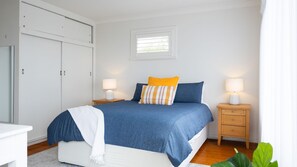 5 bedrooms, iron/ironing board, WiFi - Wallace In Mollymook (Mollymook)