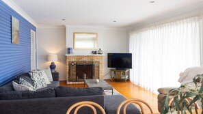 Smart TV, DVD player, books - Wallace In Mollymook (Mollymook)