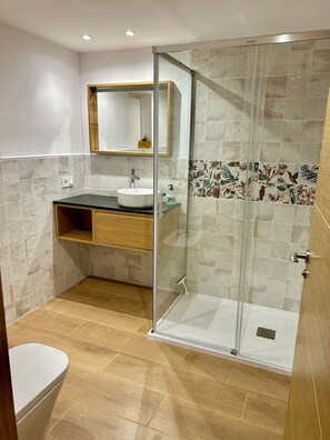 Shower, hair dryer, towels - Villa Ca Na Margalida with Mountain View, Pool, Garden & Wi-Fi (Campanet)