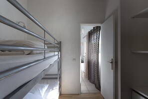 2 slaapkamers, een strijkplank/strijkijzer, gratis wifi, beddengoed