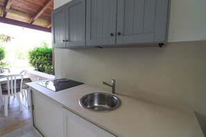 Kühlschrank, Mikrowelle, Herdplatte, Wasserkocher