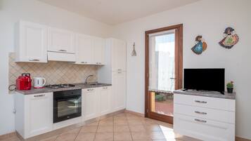 Een koelkast, een oven, een kookplaat, een koffiezetapparaat/waterkoker