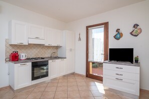 Fridge, oven, stovetop, coffee/tea maker - Villa La Cruzitta with Terrace, Shared Pool & Wi-Fi (COSTA PARADISO)